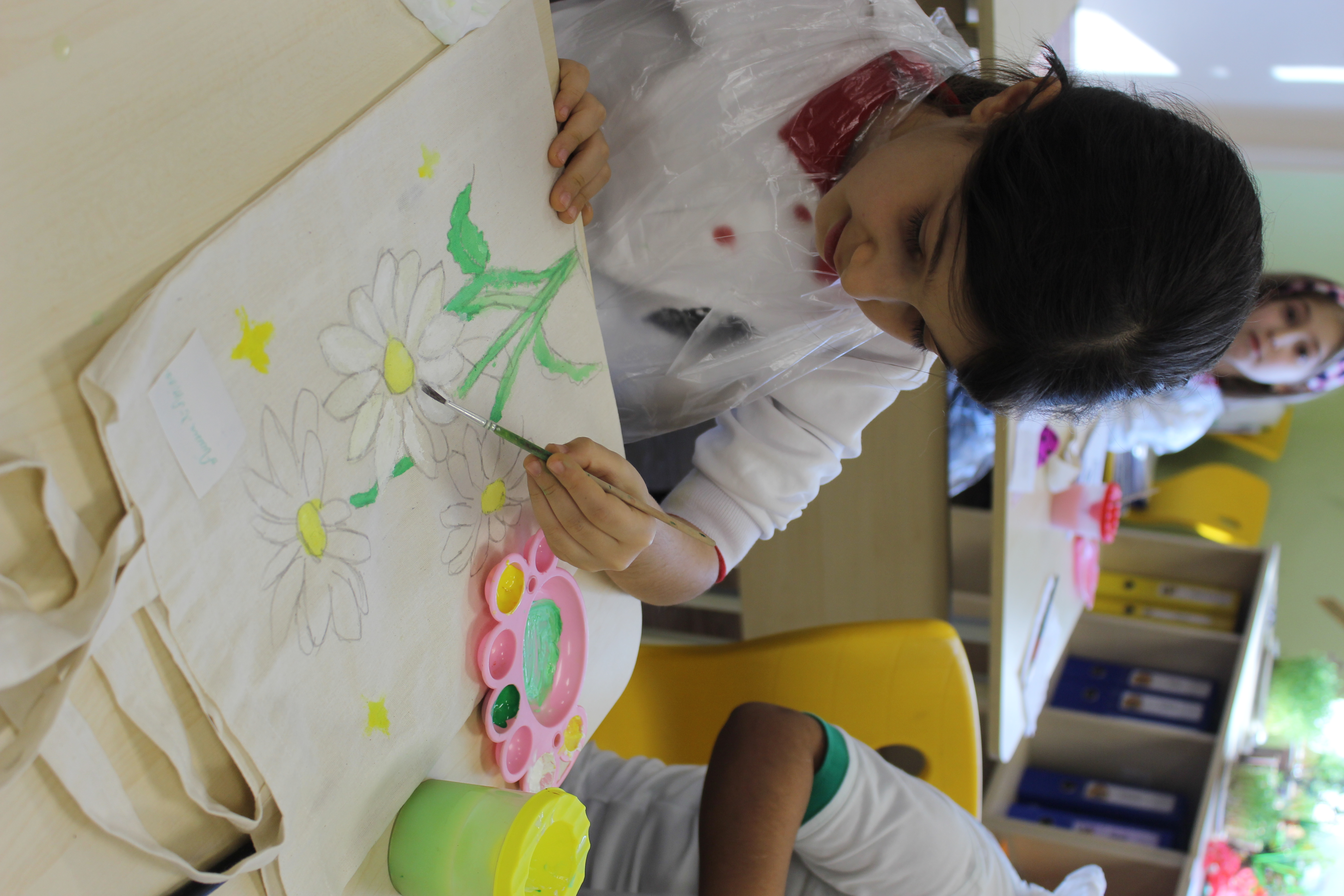 Eko çanta və T-shirt üzərində rəsm